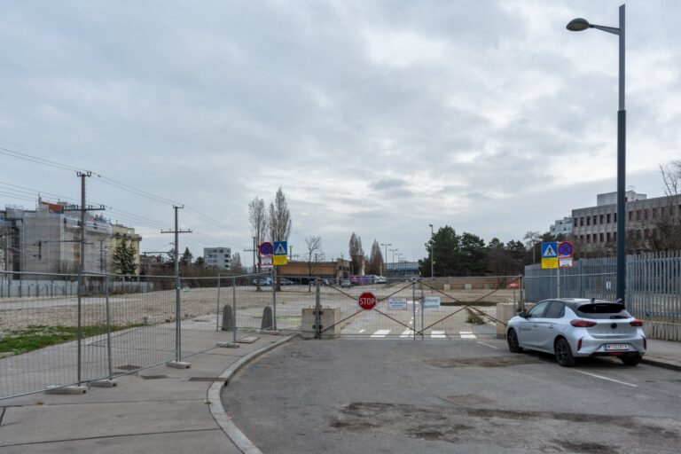 Brachfläche nach einem Abriss, Auto, Straßenlaterne, Bauzaun