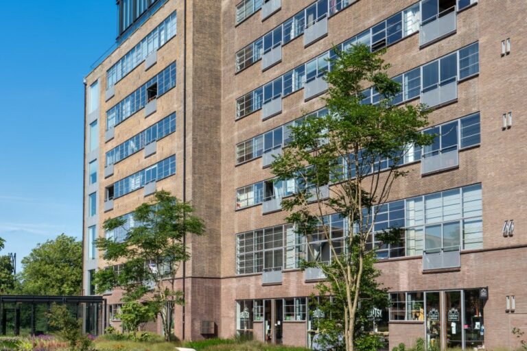 altes Fabriksgebäude mit heller Backsteinfassade
