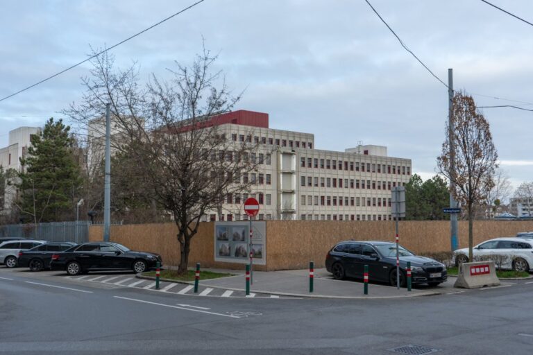 Straßenecke, Bürohaus, Autos