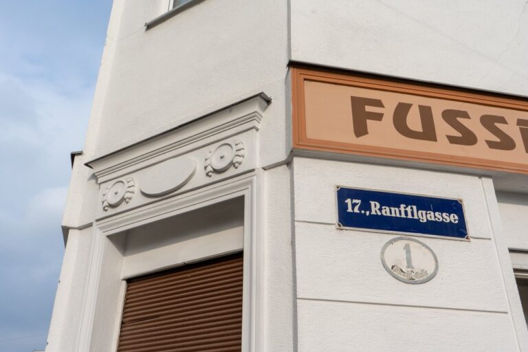 Nahaufnahme eines Altbaus, Ranftlgasse