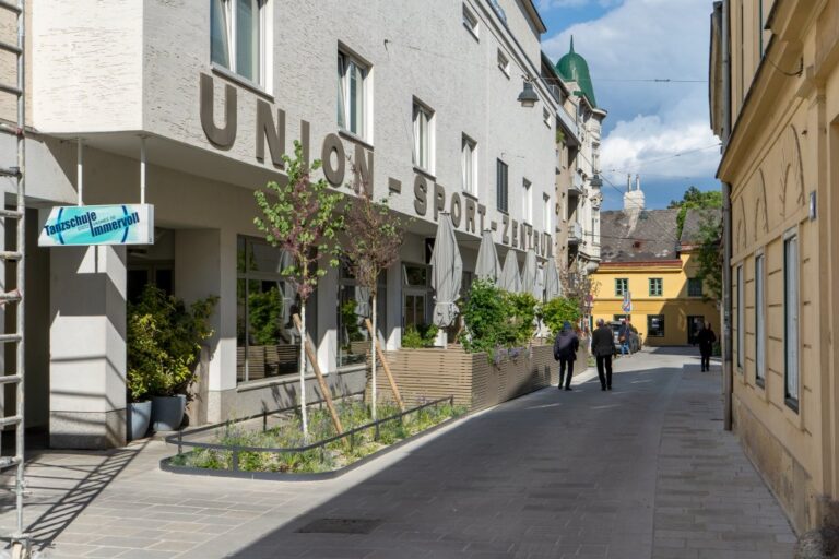 Gasse in Hietzing, Leute, Bäume, Tanzschule Immervoll, Union-Sport-Zentrum