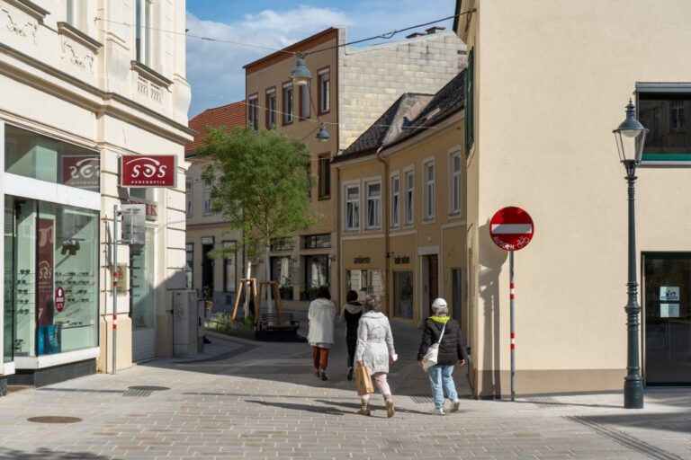 Leute gehen durch eine Gasse