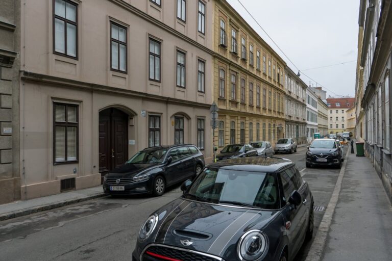 Gasse in Wien, Asphalt, Autos, alte Häuser