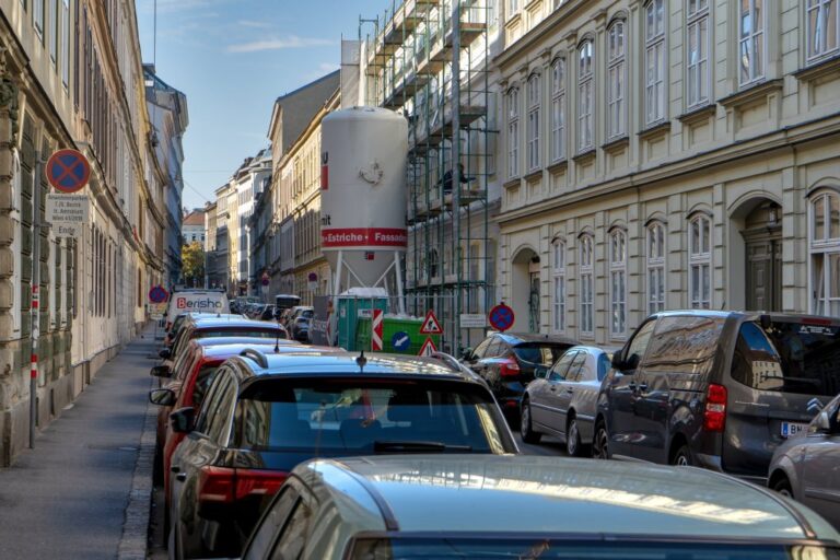 Bernardgasse, parkende Autos, Baustelle, Gerüst, alte Wohnhäuser