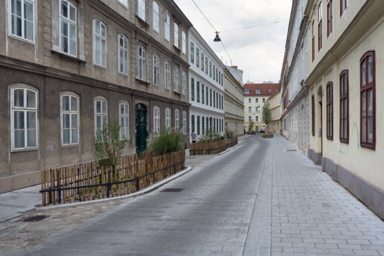 Gasse mit alten Häuser und neu gestaltetem Straßenraum in Wien