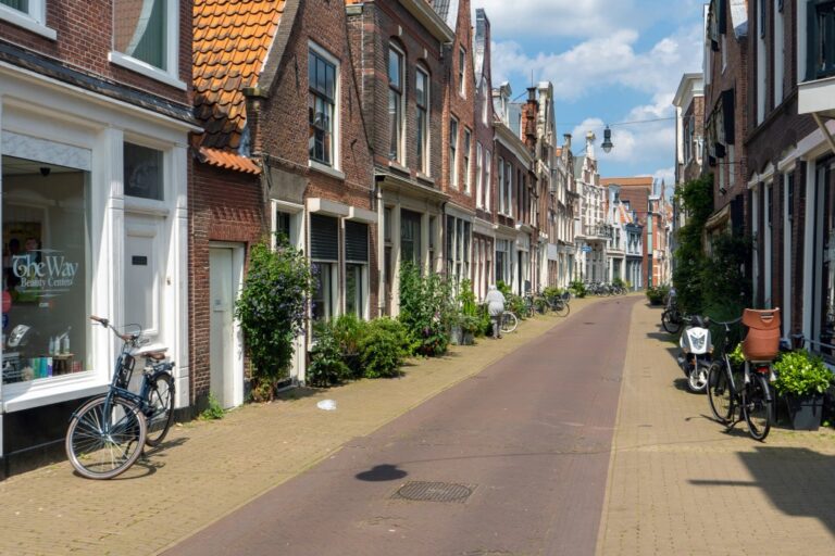 Straße in Haarlem mit kleinen Häusern
