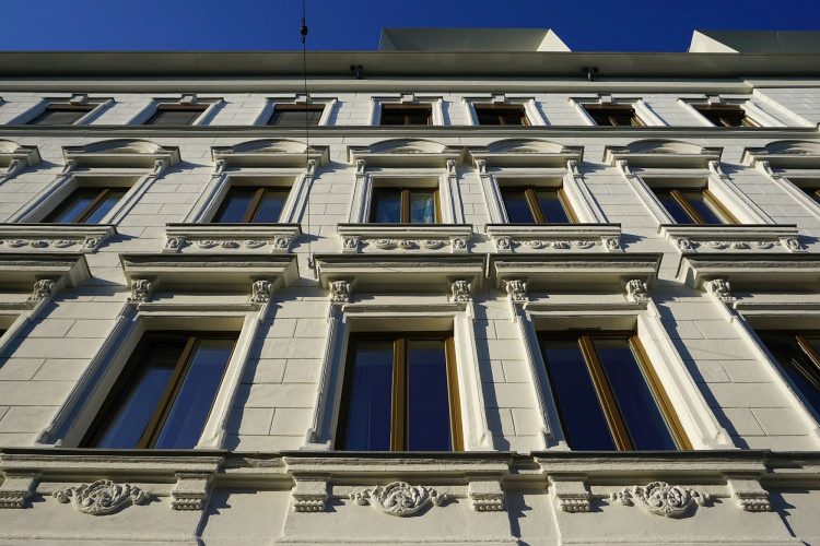 Gründerzeitfassade des Hauses Arthaberplatz 7, Wien-Favoriten, ausgebautes Dachgeschoß