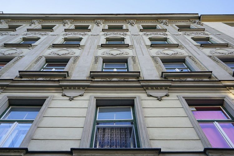 Fassade des Jugendstilhauses Arthaberplatz 9 in Wien-Favoriten (10. Bezirk)