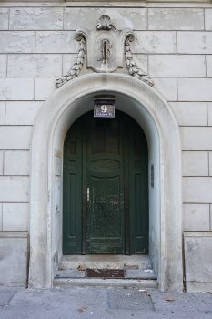 Eingangstür des Jugendstilhauses Arthaberplatz 9 in Wien-Favoriten (10. Bezirk)